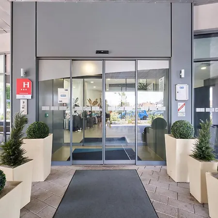 Express Centre By Ihg Hotel 3*
